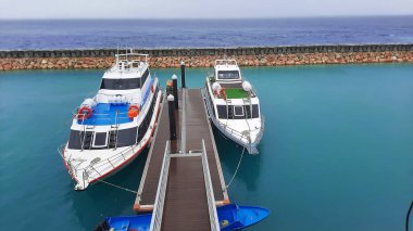 Yunanistan 'ın kuzeyindeki Elounda' da Merabello Körfezi 'nde küçük bir tekne.,