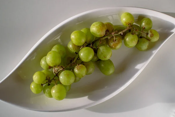 White Plate Filled Green Grapes White Table — Stock Photo, Image