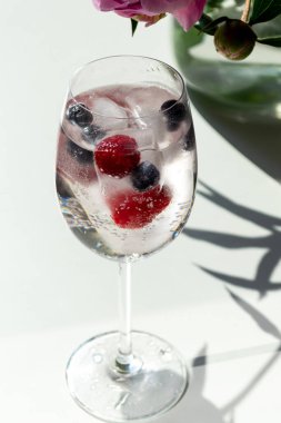 Beyaz masada buzlu bir bardak içki.