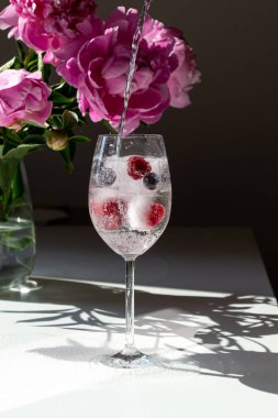 İçi buz dolu, içecekle dolu.