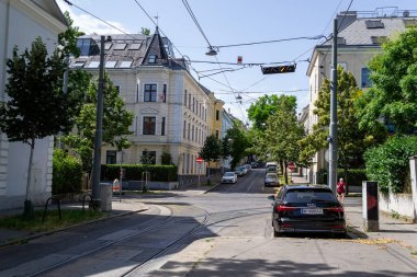 Viyana, Avusturya - 23.06.2023: Kentin dış mahallelerindeki küçük kavşaklardan biri