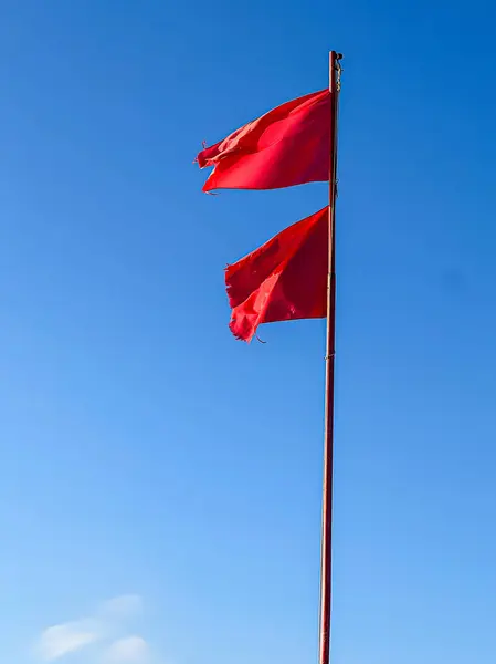 Két Vörös Zászló Lobogott Parton Hogy Figyelmeztessenek Vihar Tengeren — Stock Fotó