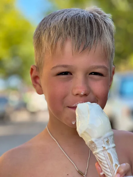Мальчик Пляже Ест Мороженое Вафельном Рожке — стоковое фото