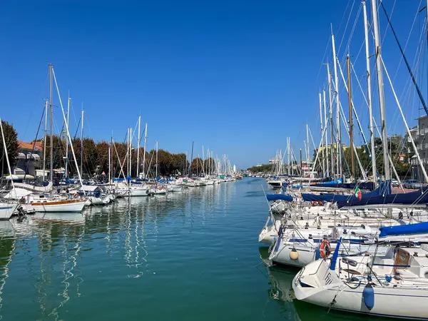 Rimini, Emilia-Romagna, İtalya - 09.09.2023: Birçok beyaz yelkenli kanala demir attı