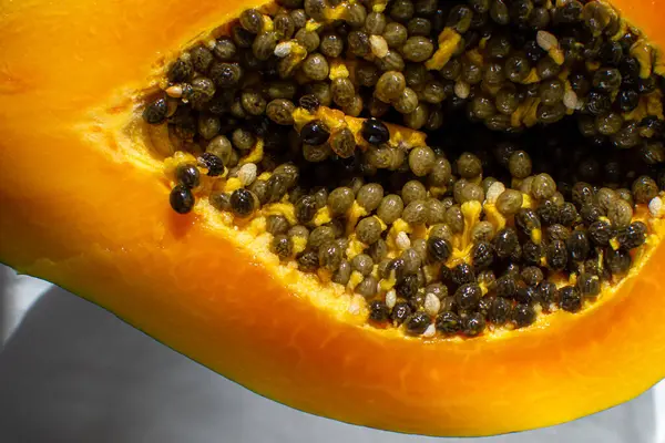 Tahılla ikiye bölünmüş papaya meyvesi manzarası.