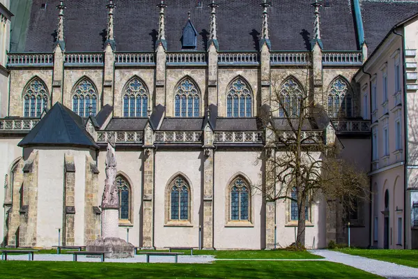 Avrupa 'da antik bir manastırın yan duvarına bakıyorum..