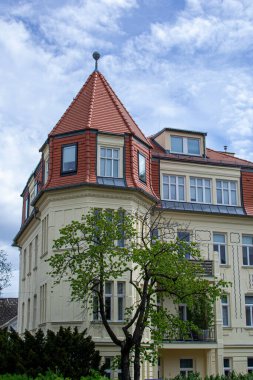 İlkbaharda kentte küçük antik bir bina manzarası.