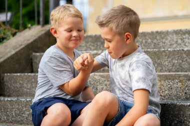 İki çocuk arkadaş olarak eğlenmek için birbirleriyle kavga ediyorlar..