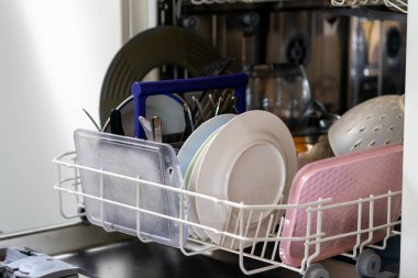 Kirli bulaşıklar bulaşık makinesine yüklendi. Bulaşıkları mükemmel yıkıyorum.