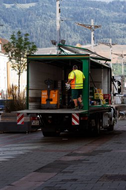 Leoben, Styria, Avusturya - 07.10.2024: Erkekler sabah bir kamyondan varillerce içecekleri boşaltıyor.