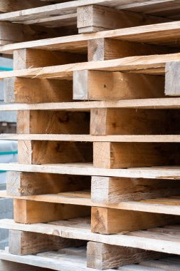 İnşaat alanında bir sürü kullanılmış ahşap palet yığını var..