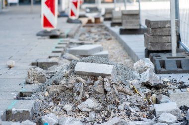 Bir moloz dağı ve bir inşaat alanındaki eski kaldırım taşlarının kalıntıları..