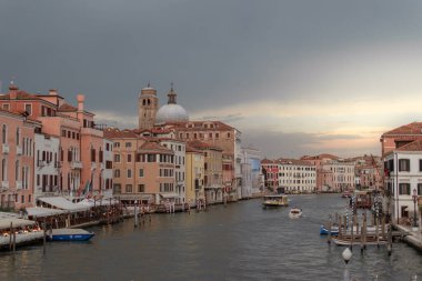 Şehrin bir köprüsünden Büyük Kanal manzarası.