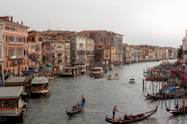 Venedik, İtalya - 06.15.2022: Kentin bir köprüsünden Büyük Kanal manzarası.