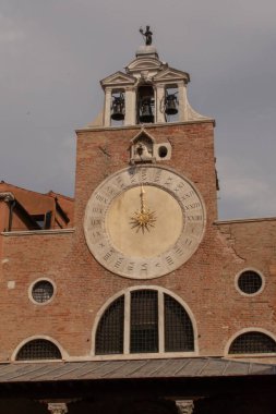 Yaya caddesindeki çanların çaldığı tarihi saatin görüntüsü.