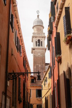 Yaya caddesinden binanın kulesinin görüntüsü.