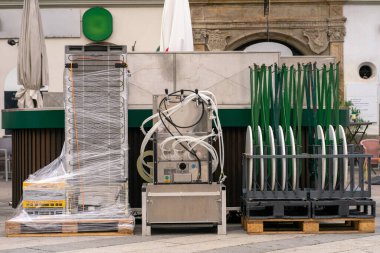 Yaz barı bölgesinde içecek dağıtmak için paketlenmiş ekipman.