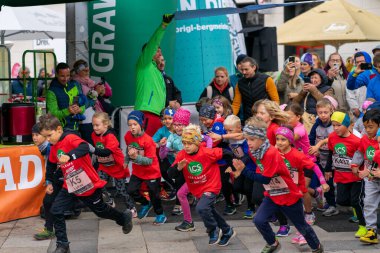 Leoben, Styria, Avusturya - 09.14.2024: İlkokul çocukları hayır koşusu yarışmalarına katıldılar.