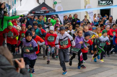 Leoben, Styria, Avusturya - 09.14.2024: İlkokul çocukları hayır koşusu yarışmalarına katıldılar.