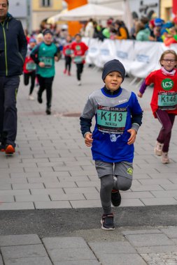 Leoben, Styria, Avusturya - 09.14.2024: İlkokul çocukları hayır koşusu yarışmalarına katıldılar.