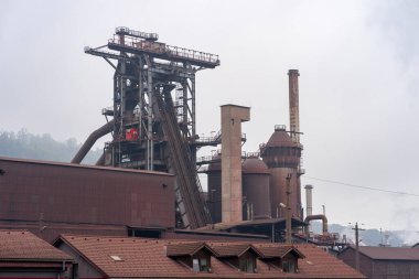 Sabah sisinde endüstriyel metalürjik fabrika. Şerit taşıyıcılı sanayi santrali.