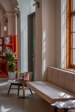 Şehir kütüphanesinin penceresinin yanında kitap okumak için bir yer.