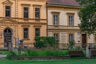 Leoben, Styria, Avusturya - 07.23.2024: Central Park yakınlarında iki küçük vintage ev.