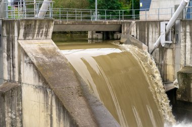 Sel baskınları sırasında barajda su boşaltımı. Güçlü bir su akıntısının görüntüsü.