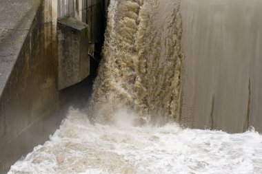 Sel baskınları sırasında barajda su boşaltımı. Güçlü bir su akıntısının görüntüsü.