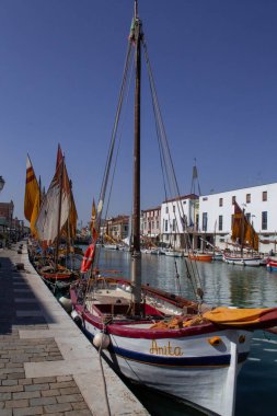 Cesenatico, İtalya - 09.09.2023 Deniz kanalındaki yelkenli tekne görüntüsü