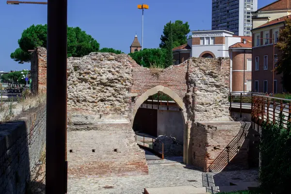 Rimini, Emilia-Romagna, İtalya - 09.09.2023 Öğlen eski harabelerin manzarası.