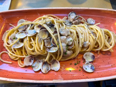 İtalya 'da bir kafeterya masasında bir tabak dolusu İtalyan makarnası..