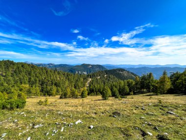 Mavi gökyüzüne karşı dağın tepesindeki bir dağın manzarası..