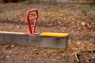 Baharın başında parkta metal bir salıncak, koltuğun yan görünüşü..