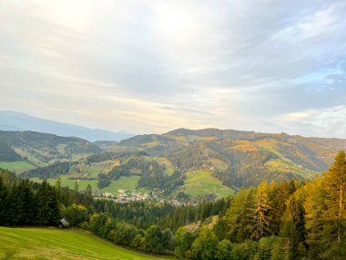 Sonbaharda ormanla kaplı dağlar. Bir dağ vadisi ve dağların manzarası.