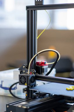 Plastik bir parçayı yazdıran küçük bir 3D yazıcının çalışma mekanizmasının görünümü