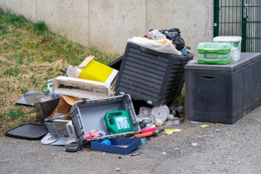 Sokaktaki çöp yığınlarının manzarası. Şehir caddesinde çöp. Doğa kirliliği
