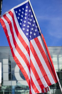 Şehirdeki bir geçit töreninde, arka planda sallanan küçük bir Amerikan bayrağı.