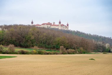 Avusturya 'nın Wachau vadisinde baharda bir tepenin üzerindeki Goettweig Manastırı manzarası.