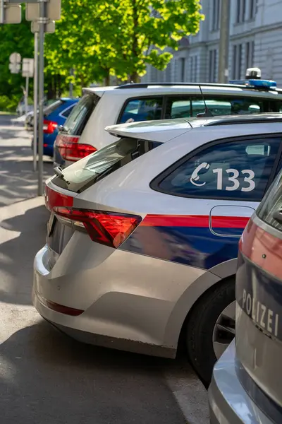 Gündüz Avusturya 'da bir polis karakolunun yakınındaki park halindeki birçok farklı polis aracının görüntüsü