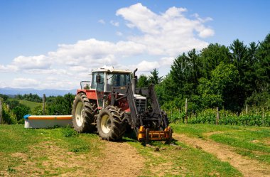 Çiftçi tarlasında çalışmak için hazırlanmış bir traktörün görüntüsü. Çiftlik aletleri. Kırsal bölgelerde çalışmak için ekipman