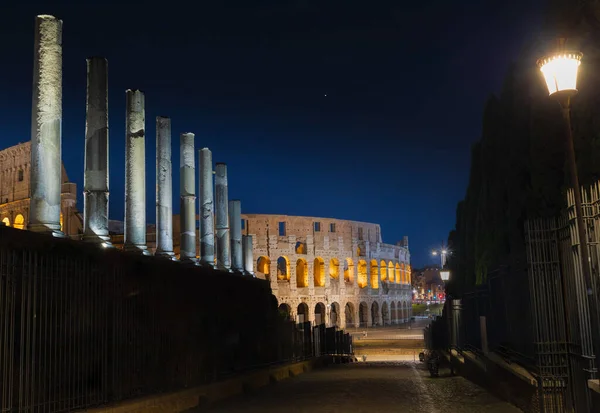 Talya Roma Daki Sacra Dan Colosseum Gece Manzarası — Stok fotoğraf