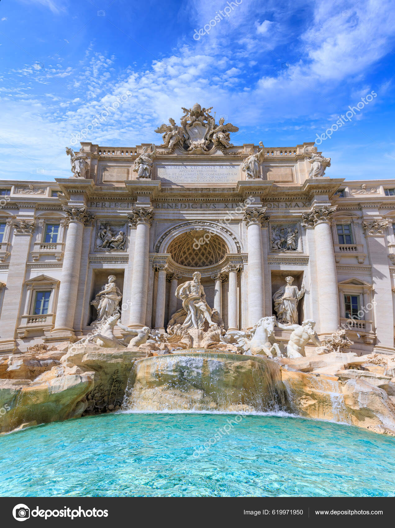 罗马最有名的喷泉也许是意大利的丰塔纳喷泉Perfecit Benedictus Xiv Pont Maxmeans Benedict Xiv  Pontiff Maximus精雕细琢——图库图片© VOLOLIBERO #619971950