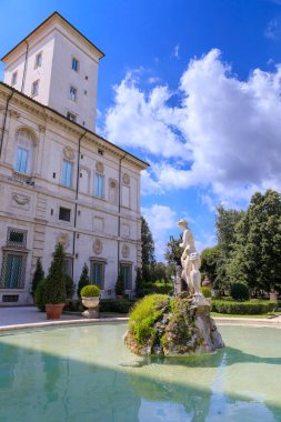 Galleria Borghese 'nin arka cephesi Roma, İtalya' daki Villa Borghese halk parkında..