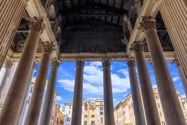 Talya Roma Daki Pantheon Zamirlerin Içinden Sütunlu Portico Boyunca Bakın — Stok fotoğraf