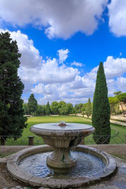 İtalya, Roma 'daki Villa Borghese Garden: Arka planda Piazza di Siena olan Kukla Çeşmesi manzarası.