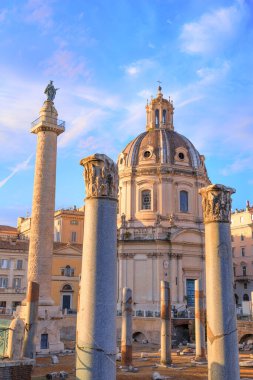 Roma kentsel görüşü: Trajans Forumu ve Meryem 'in Kutsal Kilisesi, İtalya.