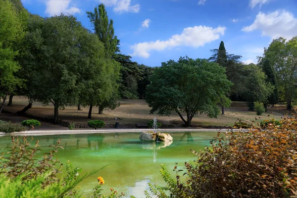 İtalya, Roma 'daki Villa Borghese Garden: Oval Çeşmeli İngiliz bahçesi manzarası.