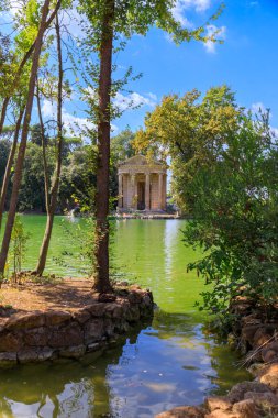 Asclepius tapınağı İtalya, Roma 'daki Villa Borghese bahçelerindeki yapay göl üzerinde küçük bir adanın ortasında yer almaktadır. Yunanca 'da 