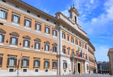 Roma 'daki Montecitorio Sarayı (Palazzo Montecitorio Sarayı) cephesi: İtalya' nın iki parlamento evinden biri olan Temsilciler Meclisi 'nin merkezi..